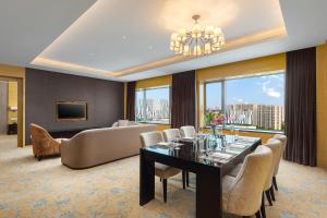 TV a/nebo společenská místnost v ubytování Crowne Plaza Shanghai Noah Square by IHG