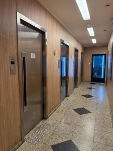 a hallway with a row of elevators in a building at Apartamento Aconchegante em Botafogo in Rio de Janeiro