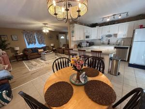 Una cocina y una sala de estar con una mesa con flores. en Boaters Bungalow, en Sun N Sand Beaches