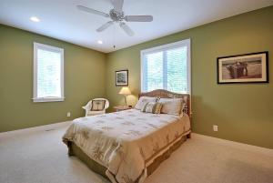 Ένα ή περισσότερα κρεβάτια σε δωμάτιο στο FS01: 1 Frank Sottile Lane