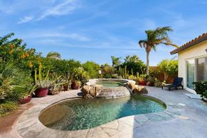 basen z fontanną na dziedzińcu w obiekcie Tranquil Tierra w mieście Palm Springs
