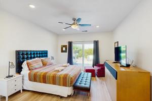 sypialnia z łóżkiem, komodą i telewizorem w obiekcie Tranquil Tierra w mieście Palm Springs