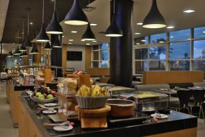 ein Buffet in einem Restaurant mit Speisen darauf in der Unterkunft Ibis Salvador Rio Vermelho in Salvador + 31 Fotos