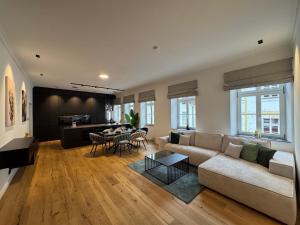 a living room with a couch and a table at NAMASTÉ Homes - Luxus-Apartment mit Whirlpool & Garage in Bad Windsheim