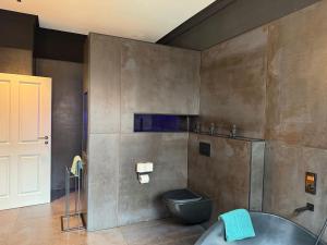 Koupelna v ubytování NAMASTÉ Homes - Luxus-Apartment mit Whirlpool & Garage