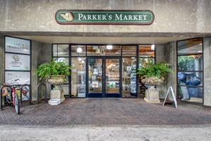 サバンナにあるParker's Collection Unit 1の鉢植え二本前店