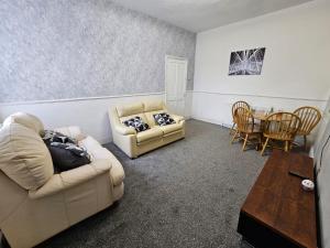 ElswickにあるFamily b&bのソファ2つとテーブルのあるリビングルーム