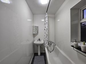 ElswickにあるFamily b&bの洗面台とシャワー付きの白いバスルーム