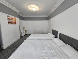 ElswickにあるFamily b&bのベッドが2つとシャンデリアのある部屋