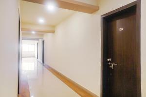 an empty hallway with a door in a building at Hotel O Paradise Inn Talegaon Dabhade in Pune