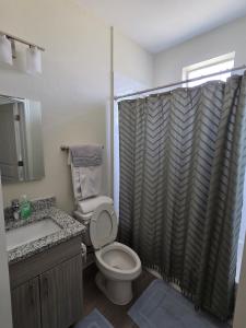Bilik mandi di Two bedroom two and half bath townhome with Den