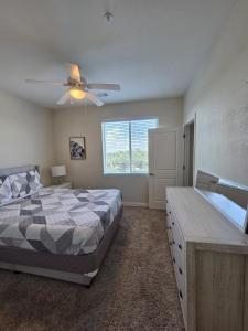 Katil atau katil-katil dalam bilik di Two bedroom two and half bath townhome with Den