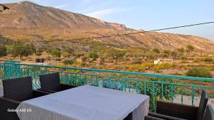 una mesa en un balcón con vistas a la montaña en Kineta Farmhouse, en Kineta