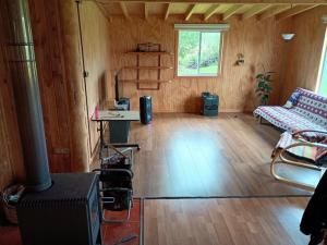 アンクードにあるCasa de Campoのソファとテーブルのあるリビングルーム
