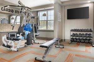 una sala de fitness con gimnasio y máquina de correr en Best Western Plus Grand-Sault Hotel & Suites, en Grand Falls