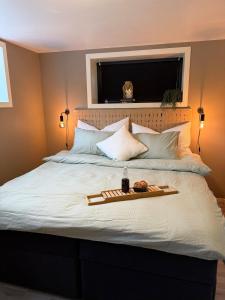 Postel nebo postele na pokoji v ubytování NEW! Northern Light apartment - Outdoor sauna - Free Parking - 750m from city centre