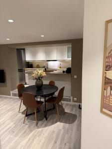 Kuchyň nebo kuchyňský kout v ubytování NEW! Northern Light apartment - Outdoor sauna - Free Parking - 750m from city centre