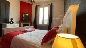 a bedroom with a bed with red walls and a window at Neyrpic Campus Université in Saint-Martin-dʼHères