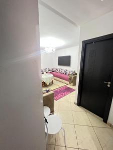 Телевизор и/или развлекательный центр в Modern apartment in the heart of Marrakech, just 9 minutes from the airport