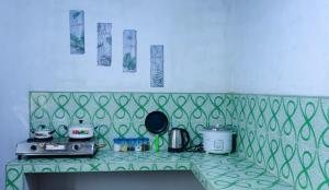 Una encimera de cocina con una superficie estampada en verde. en Mountain Lodge, en Bandarawela