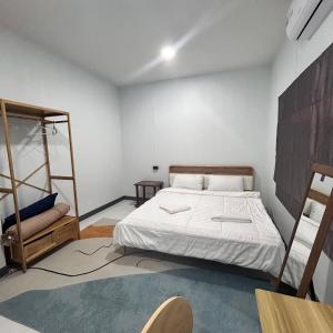 una camera da letto con un letto e una sedia di ฟ้ารีสอร์ต FAH Resort a Ban Nong Khang