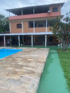 Bazén v ubytování Venham viver dias incríveis nesta Chácara linda! nebo v jeho okolí