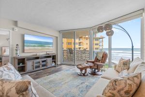 Una sala de estar con vista al mar. en Golden Arms 602, en Chicken Island