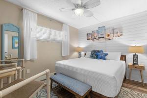 Un dormitorio con una cama y un ventilador de techo. en Golden Arms 602, en Chicken Island 23 fotos más