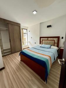 a bedroom with a large bed in a room at Pent House Exclusivo in Loja