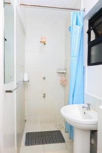 ein Badezimmer mit Dusche und Waschbecken in der Unterkunft Luxe Loft Kinoo in Kikuyu