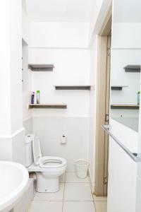 ein weißes Badezimmer mit Toilette und Waschbecken in der Unterkunft Luxe Loft Kinoo in Kikuyu + 20 Fotos