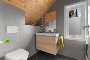 Et badeværelse på Urban and stylish apartment in city centre + 28 billeder