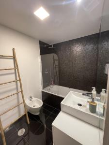 een badkamer met een wastafel en een toilet bij Carreira Residence in Funchal +99 foto's