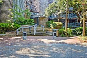 un edificio con escaleras delante de un edificio en WS4463: 4463 Windswept, en Kiawah Island