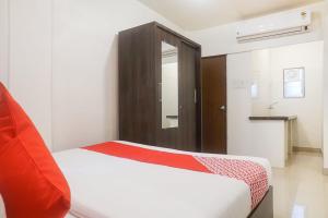 Una cama o camas en una habitación de Super Hotel O River View Near Shaniwar Wada 28 fotos más