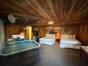 a room with two beds and a bath tub at Bennett Bay Inn in Coeur d'Alene