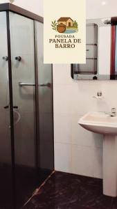 a bathroom with a sink and a sign that says happy bamboo bamboo barrier at Hotel Pousada & day use Panela de barro in Barra Bonita +4 photos