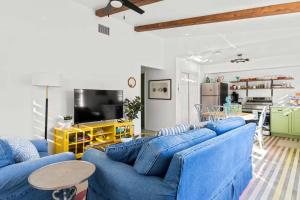 een woonkamer met blauwe banken en een tv bij Bright Bay Hideaway - Near Springs - Pet Friendly in Crystal River