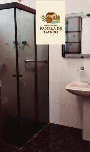 a bathroom with a shower and a sign that reads happy pumpkin barrel at Hotel Pousada & day use Panela de barro in Barra Bonita