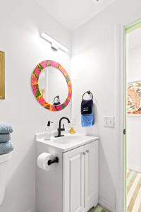 een badkamer met een wastafel en een spiegel bij Bright Bay Hideaway - Near Springs - Pet Friendly in Crystal River +20 foto's