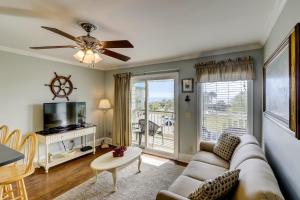 Una sala de estar con un sofá, un televisor y una mesa. en SC217A: 217A Sea Cabin, en Isle of Palms