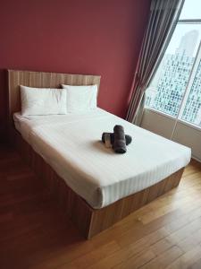 Un pat sau paturi într-o cameră la Vortex suites klcc by starplus