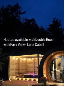 un bain à remous disponible avec chambre double avec vue sur le parc luna cachaacha dans l'établissement Hideaway Cottages - Greenacres Estates, à Tenby