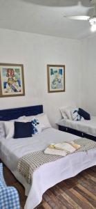 two beds sitting next to each other in a bedroom at Hostel Suite Home in Saquarema