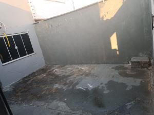 アラグァイーナにあるEntire house in São Joãoのコンクリートの床と壁の空間 +7枚の写真