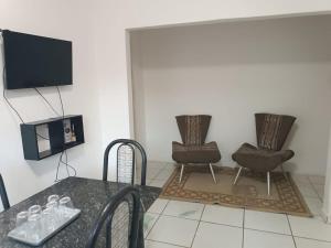 アラグァイーナにあるEntire house in São Joãoの椅子2脚とテーブルのあるリビングルーム
