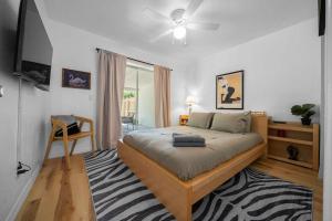 Ένα ή περισσότερα κρεβάτια σε δωμάτιο στο The Happy Haven - Near Manatee Tours - Pet Friendly