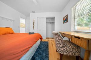 1 dormitorio con escritorio, 1 cama y escritorio en The Happy Haven for the Family Near Manatee Tours and Springs, en Crystal River