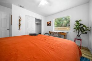 1 dormitorio con 1 cama grande de color naranja. en The Happy Haven for the Family Near Manatee Tours and Springs, en Crystal River 38 fotos más