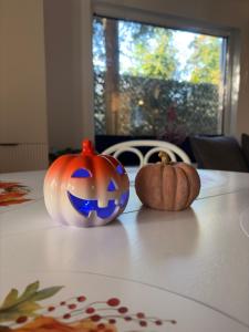 a table with pumpkins on top of a table at Domek Marzenie in Radawa